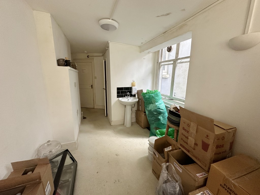 Lot: 79 - MIXED FREEHOLD RESIDENTIAL AND COMMERCIAL INVESTMENT - 56 Kings Road Storage Room